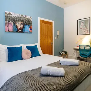 beside-the-seaside-apartment-sleeps-2-to-4-guests-fast-wifi.brighton-hotels-england.com/