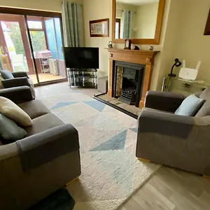 grove-bungalow-eastwood-leigh-on-sea-situated-in-quiet.cambridgehotelsuk.com/