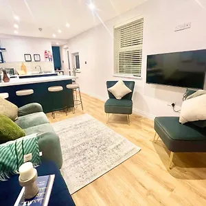 Gorgeous Newly Renovated 2 Double Bed Flat Swansea